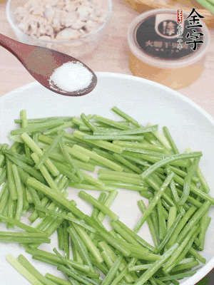 起鍋熱油，下韭菜苔炒至變色。加少許鹽。