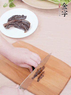 金字醬油肉下鍋煮10分鐘，切薄片。