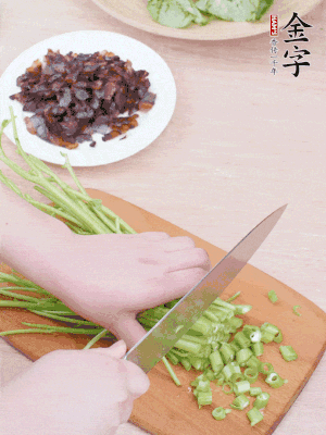 空心菜摘掉葉子，菜梗切成丁。