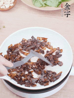 起鍋熱油，煸香醬油肉，撥拉到一邊。