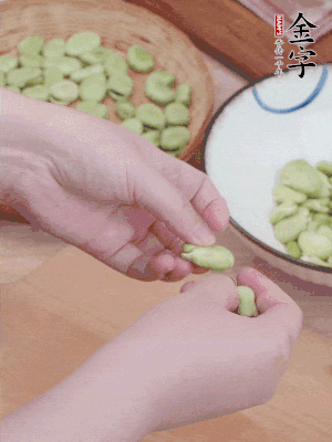 蠶豆剝殼，去掉豆衣，切碎。