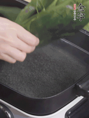 粽葉入沸水煮1分鐘，翻面再煮1分鐘，清洗干凈加水浸泡。