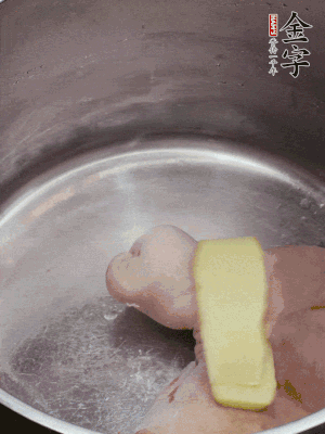 撈出洗凈后，加蔥姜、黃酒二遍焯水。