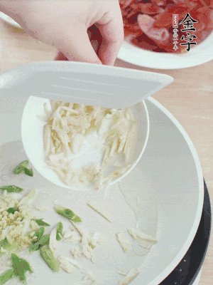 油4成熱，下蔥姜蒜、干辣椒、花椒煸出香味。