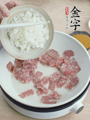 依次下洋蔥、紅菜椒、豌豆粒、玉米粒翻炒均勻。