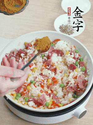 1勺咖喱粉、1/2勺鹽，少許黑胡椒碎炒均。