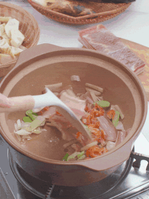砂鍋中倒入油，放入姜片、蔥段、咸肉、海米炒出香味。