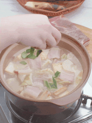 一小撮鹽、糖、雞精調味，最后撒點蒜葉點綴。