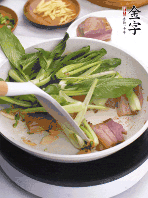 下小青菜翻炒，菜梆子變軟時，撒一點鹽、雞精調味。
