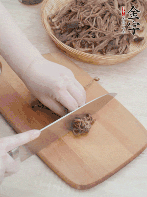 干茶樹菇浸泡過夜，去老根焯水，擠干水份。