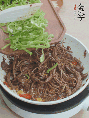 水分煸干，下青椒絲快炒1分鐘。