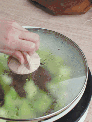 西葫蘆略出水時(shí)，加一小撮鹽調(diào)味。
