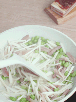 下茭白絲、青豆翻炒。