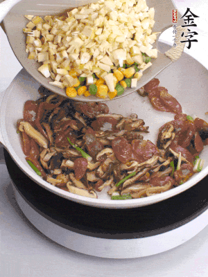 鍋里熱油，爆香蔥白，下香腸片炒至微微出油，加時蔬粒、香菇粒、春筍粒翻炒均勻。