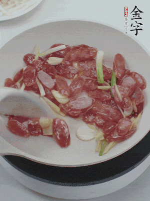 熱鍋爆香姜蒜片，下香腸炒出香味。