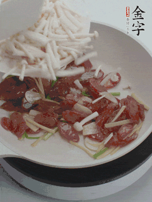 放白玉菇、青紅辣椒、雞蛋。