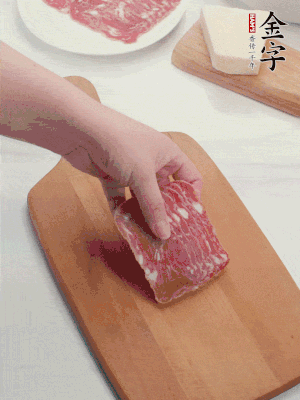 金字培根火腿改刀切小片；白洋蔥切??；新鮮豌豆剝殼。