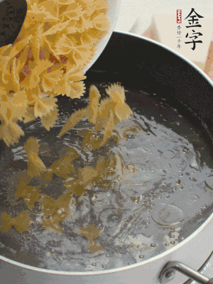 蝴蝶面加橄欖油煮熟；豌豆焯水30秒。