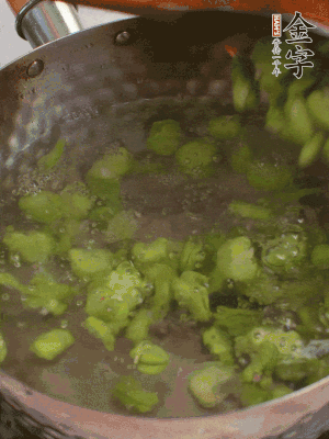 鍋中水沸，放一撮鹽，下蠶豆豆瓣焯3分鐘，下百合，3秒撈出，一起撈出瀝水。