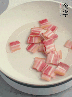 鍋中少許油，金字淡咸肉煸香。
