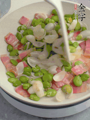 放蠶豆豆瓣、百合炒勻。