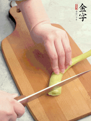 蔥切段，姜切絲，辣椒斜切成塊。