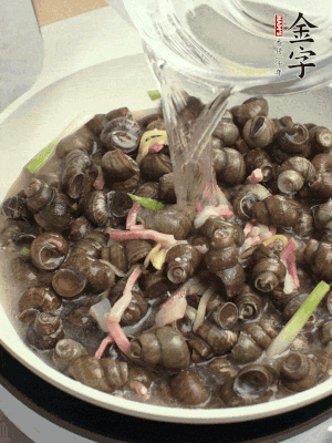 倒處理干凈的螺螄翻炒，加3勺料酒。加清水蓋過螺螄，中火蓋蓋煮5分鐘。