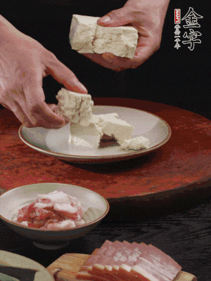一塊老豆腐掰成大塊。