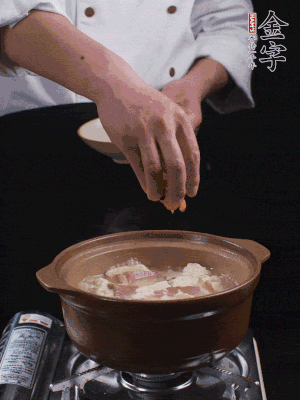 下蝦仁干，煮5分鐘。撒蒜葉，煮1分鐘。