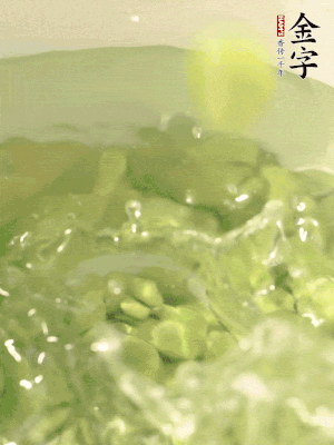 新鮮蠶豆熱水焯水30秒，然后浸入涼水。