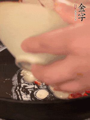 豬油潤(rùn)鍋，下辣椒、大蒜、火腿片煸香。
