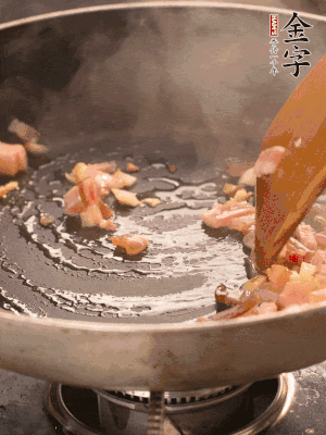 熱油爆香大蒜粒，煸香咸肉丁，淋一勺黃酒調(diào)味。