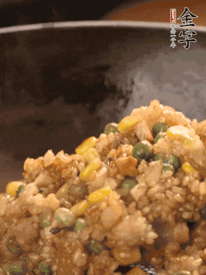 再下糯米，1勺蠔油、2勺生抽調(diào)味翻炒均勻。