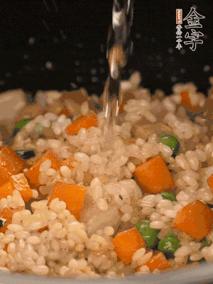 把食材轉(zhuǎn)移到電飯鍋中，倒入點清水，正常煮飯。