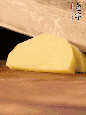 土豆去皮切丁。水開(kāi)后，放入鍋中煮2-3分鐘，撈出瀝干水分。