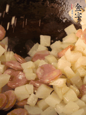 再放烤腸片煎熟。撒點(diǎn)鹽、孜然粉、辣椒面。