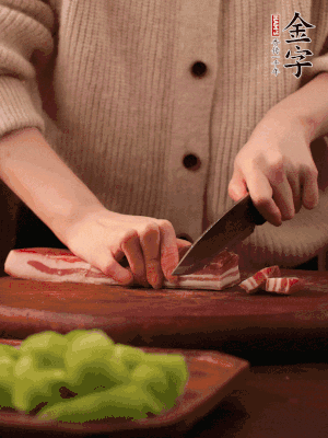 金字淡咸肉切片，冷水入鍋，加姜片、料酒略焯水。同步，五花肉切塊焯水。