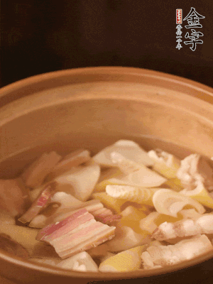 春筍、咸肉、咸肉一起入砂鍋，加姜片、料酒、清水大火煮沸到湯色變白。轉(zhuǎn)小火慢篤半小時。
