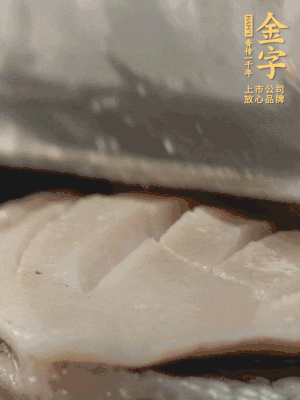 鮑魚用勺子撬出來(lái)，去掉內(nèi)臟和牙齒，加面粉、白醋、鹽、啤酒抓一下，清水洗凈，切花刀。