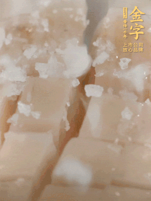 鮑魚中加點(diǎn)鹽、蠔油抓拌一下。