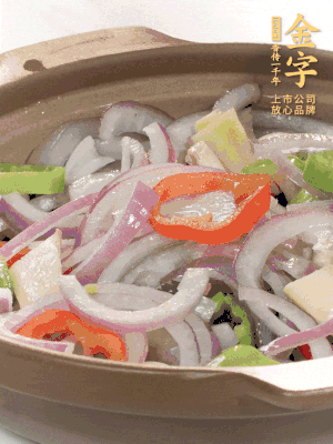 砂鍋底鋪上香菜，放上料頭，再放上焯過(guò)水的鮑魚殼。
