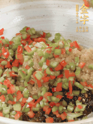 XO醬、蒜蓉醬、青紅椒粒攪拌成醬料。