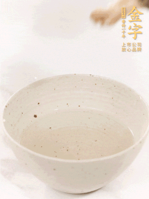 羊肚菌流水洗凈2遍后，溫水泡發(fā)15-20分鐘。