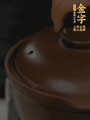 雞、火腿、姜片一起放入砂鍋中，大火轉小火燉2小時。