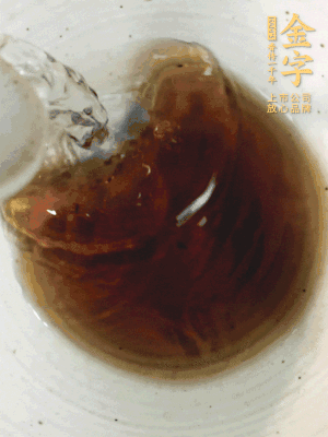 黃酒中加清水、蒸魚豉油、白砂糖混合均勻。