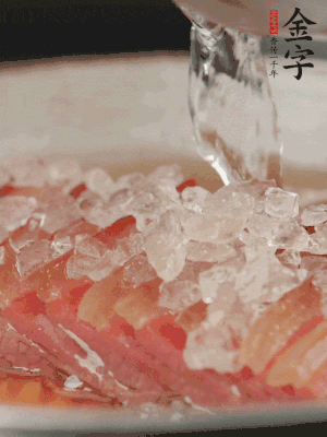 依舊放上冰糖100g、黃酒100g、水200g，鍋中再蒸15分鐘。