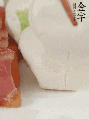 生菜切段，放入荷葉夾。