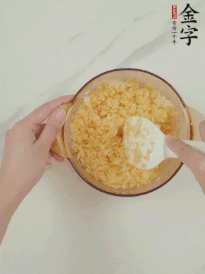 隔夜剩米飯加蛋黃攪拌均勻。