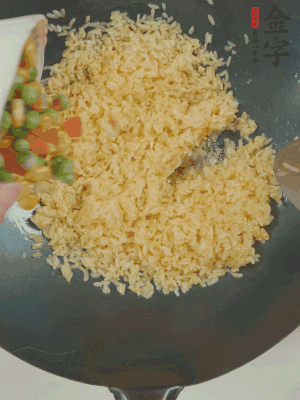 下豌豆粒、胡蘿卜粒、玉米粒。（買現(xiàn)成冷凍的雜菜即可，非常方便）