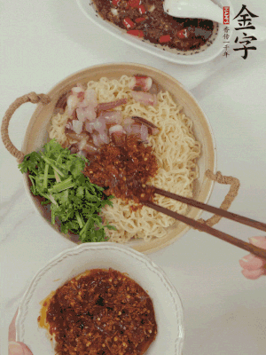 在面上鋪魷魚、香菜、金字火腿大師醬。